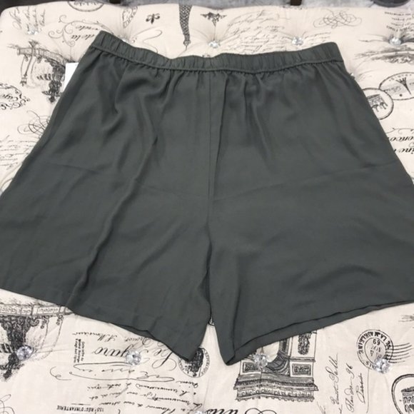 Halogen Gathered Waist Bermuda Shorts - Picture 7 of 7